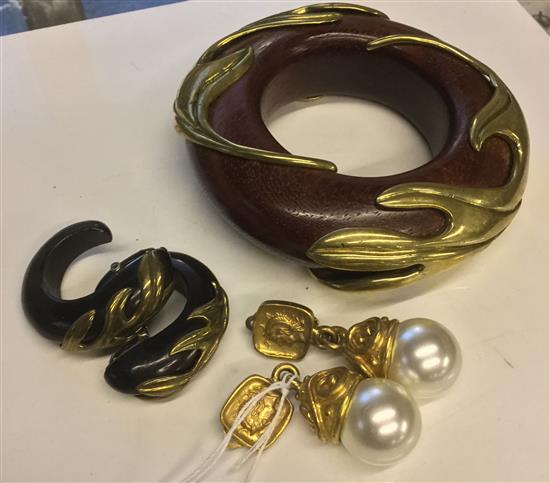 Brass and mahogany bangle and a pair of earrings, Coral Browne (wife of Vincent Price)(-)